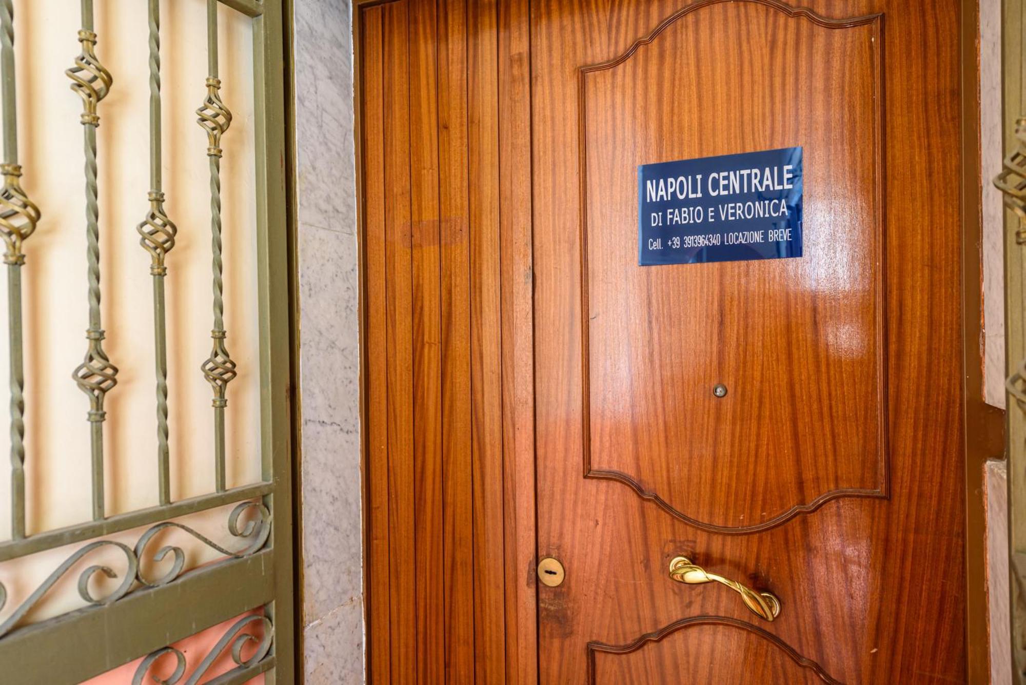 Napoli Centrale Di Fabio E Veronica Lt Bagian luar foto